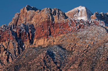 Wilson Cliffs 'in kış manzarası, Red Rock Canyon Ulusal Eğlence Alanı, Las Vegas, Nevada, ABD
