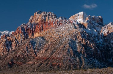 Wilson Cliffs 'in kış manzarası, Red Rock Canyon Ulusal Eğlence Alanı, Las Vegas, Nevada, ABD