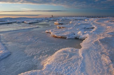 Donmuş Michigan Gölü kıyı şeridi ve Güney Haven Deniz feneri, Michigan, ABD