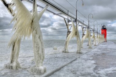 Güney Haven 'ın kış manzarası, Michigan deniz feneri, rıhtım ve podyum buz kaplı, Michigan Gölü, ABD