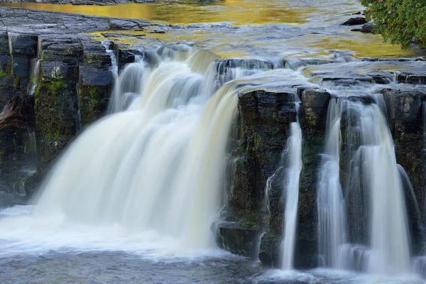 Paisagem Outono Manebezo Falls Capturada Com Borrão Movimento Porcupine Mountains — Fotografia de Stock