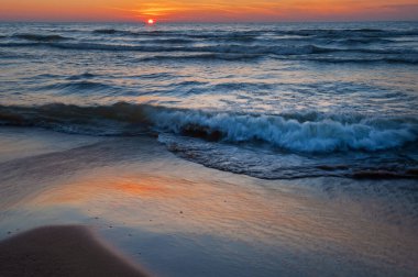 Dalgaların ve plajların batışındaki manzara hareket bulanıklığı, Michigan Gölü, Saugatuck Dunes State Park, Michigan, ABD