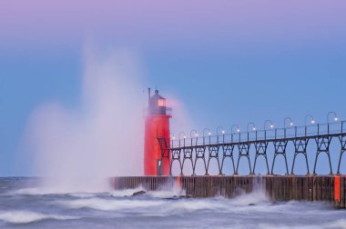 Güney Haven 'ın şafağındaki yaz manzarası, Michigan deniz feneri, podyum yürüyüşü ve iskele, Michigan Gölü, ABD
