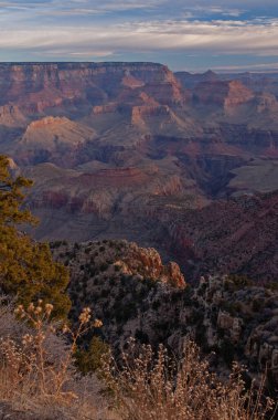 Gündoğumundan kısa bir süre sonra Büyük Kanyon manzarası, Güney Rim, Büyük Kanyon Ulusal Parkı, Arizona, ABD