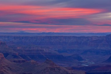 Lipan Overlook 'dan gün batımı manzarası Colorado Nehri, Güney Rim, Grand Canyon Ulusal Parkı, Arizona, ABD