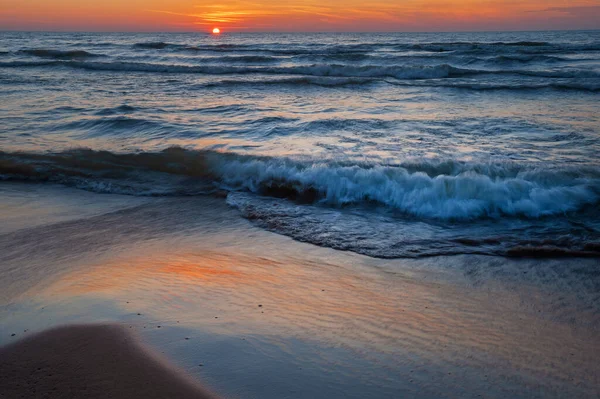 Paisagem Pôr Sol Ondas Praia Capturada Com Borrão Movimento Lago — Fotografia de Stock