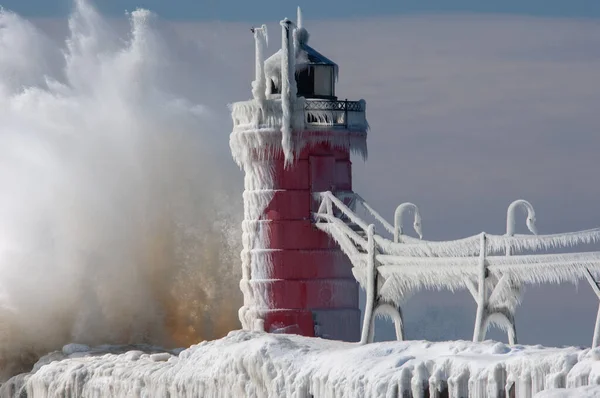Winter Landscape South Haven Michigan Lighthouse Splashing Wave Lake Michigan — Stock Photo, Image