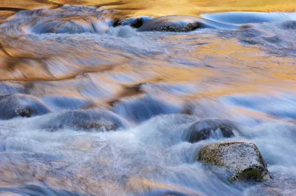 Paisagem Little River Capturada Com Borrão Movimento Aglow Com Cor — Fotografia de Stock