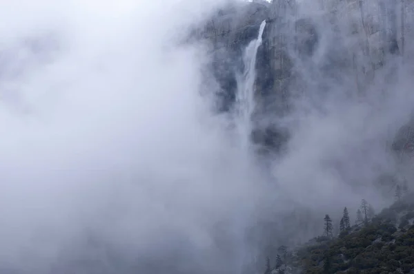 Vinterlandskap Upper Yosemite Falls Dimma Fångas Med Rörelse Oskärpa Yosemite — Stockfoto