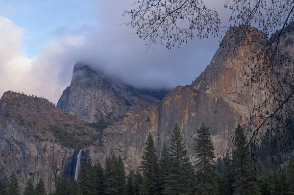 Paisaje Invernal Bridalveil Falls Niebla Capturado Con Desenfoque Movimiento Parque — Foto de Stock