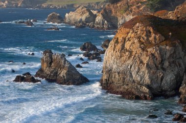 Pasifik Okyanusu manzarası, Monterey, California 'nın güneyinde gün batımına yakın.