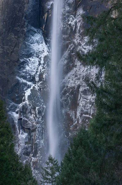 Paesaggio Invernale Bridalveil Falls Catturato Con Movimento Sfocato Con Nebbia — Foto Stock