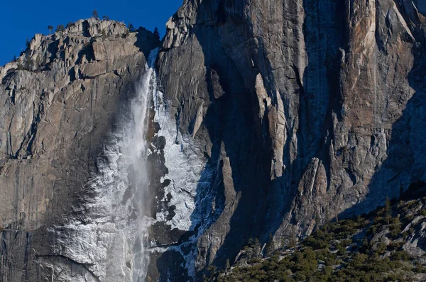 Paisaje Invernal Upper Yosemite Falls Niebla Congelada Parque Nacional Yosemite — Foto de Stock