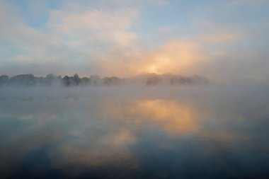 Whitford Gölü şafağında sisli bir manzara, Fort Custer State Park, Michigan, ABD