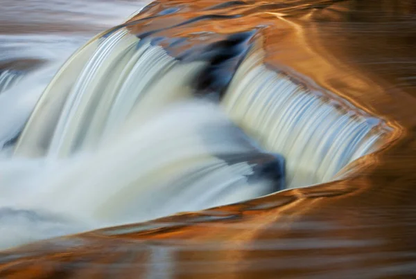 Krajina Kaskády Bond Falls Zachycená Pohybovou Rozmazaností Ozářená Odraženou Barvou — Stock fotografie