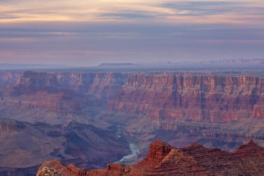 Lipan Overlook 'dan gün batımı manzarası Colorado Nehri, Güney Rim, Grand Canyon Ulusal Parkı, Arizona, ABD