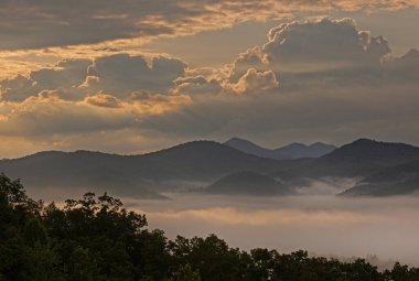 West Foothills Parkway 'den ilkbahar gün doğumu, Great Smoky Dağları Ulusal Parkı, Tennessee, ABD