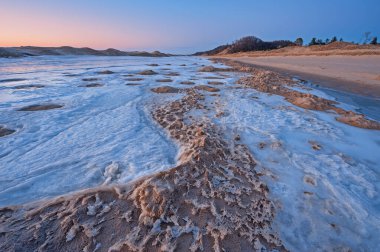 Michigan Gölü 'nün donmuş kış manzarası Alacakaranlık, Saugatuck Dunes Eyalet Parkı, Michigan, ABD