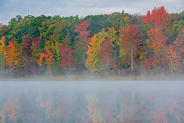 Foggy Autumn Landscape Shoreline Deep Lake Mirrored Reflections Calm Water — Stock Photo, Image