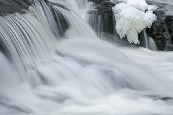 Зимний Пейзаж Каскада Водопада Бонд Запечатленный Движении Размытым Обрамленным Льдом — стоковое фото