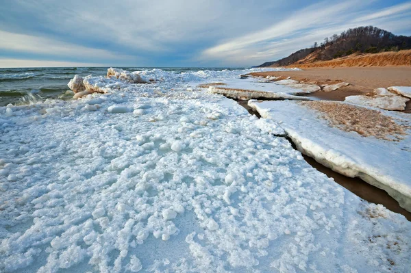 美国密歇根州Saugatuck Dunes州立公园日落时密歇根湖冰冻海岸线的冬季景观 — 图库照片