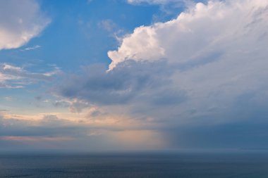 Michigan Gölü, Uyuyan Ayı Kumulları Ulusal Lakeshore, Michigan, ABD 'de bulutların, güneş ışınlarının ve suların batışında manzara.