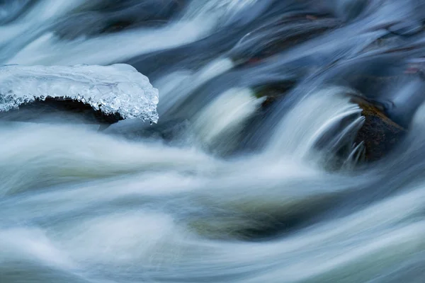 Tavşan Nehri Nin Kış Manzarası Buzla Çerçevelenmiş Hareket Bulanıklığı Ile — Stok fotoğraf