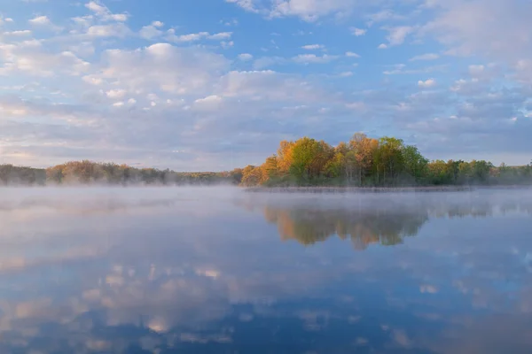 密歇根州卡斯特堡州立公园 惠特福德湖畔 雾蒙蒙的春光映衬下的景色 — 图库照片
