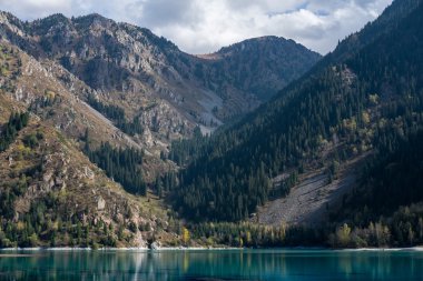 Dağ gölü Issyk Kazakistan Almatı şehrinde 