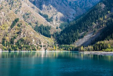 Dağ gölü Issyk Kazakistan Almatı şehrinde 