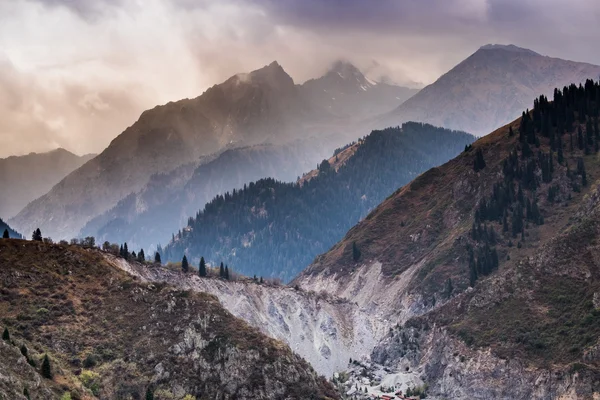 Montañas en la ciudad de Almaty, Kazajistán — Foto de Stock