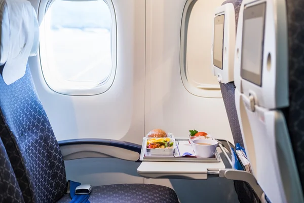 Bandeja de comida en el avión — Foto de Stock