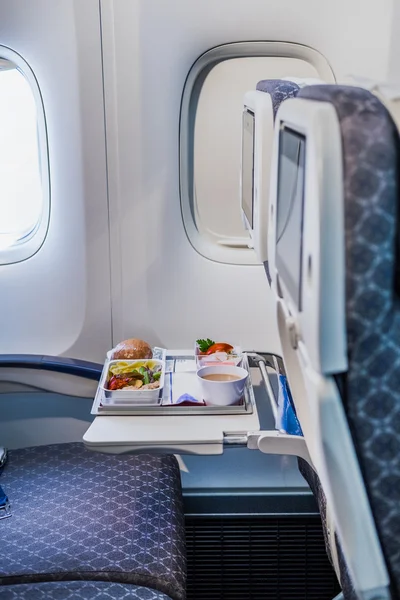 Tablett mit Lebensmitteln im Flugzeug — Stockfoto