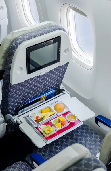 Tablett mit Lebensmitteln im Flugzeug — Stockfoto