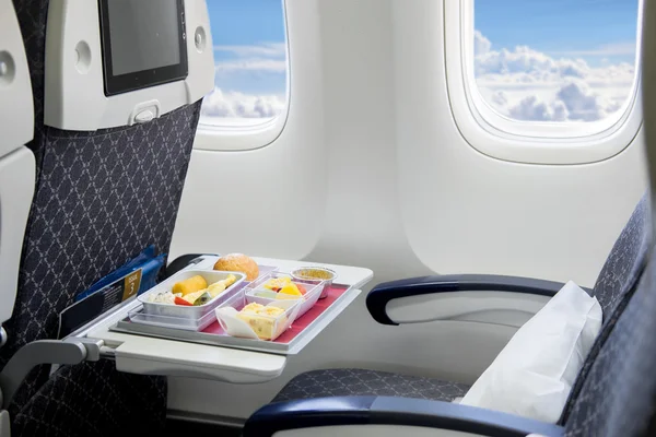 Смачний обід подається в інтер'єрі літака — стокове фото