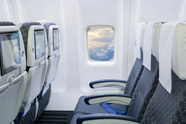 空座位和飞机内部的窗口 — 图库照片