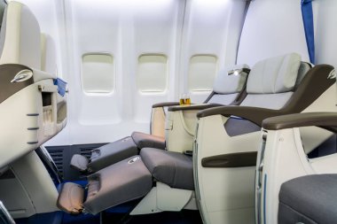 Boş sandalye ve penceresinin içini uçağın