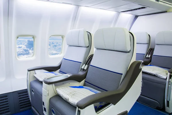 空座位和飞机内部的窗口 — 图库照片