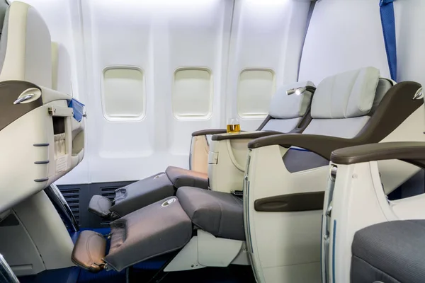 Kursi Kosong Dan Jendela Dalam Pesawat Terbang — Stok Foto