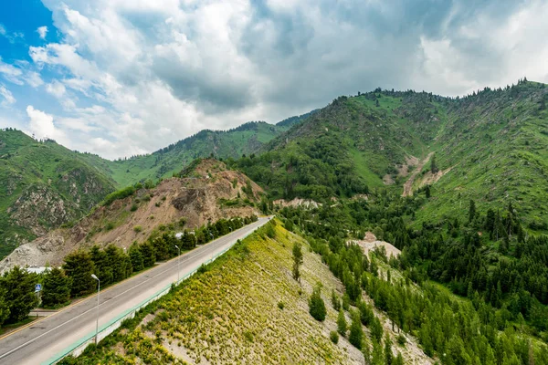 Vue sur les montagnes à Almaty — Photo