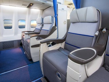 Boş sandalye ve penceresinin içini uçağın