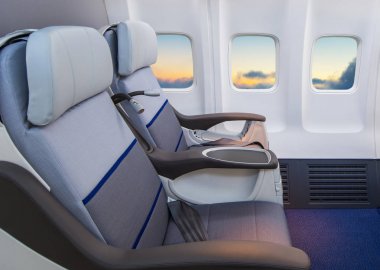 Boş sandalye ve penceresinin içini uçağın