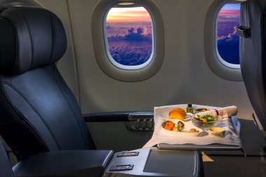 Uçağın gemide yemek 