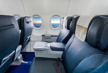 Boş sandalye ve penceresinin içini uçağın