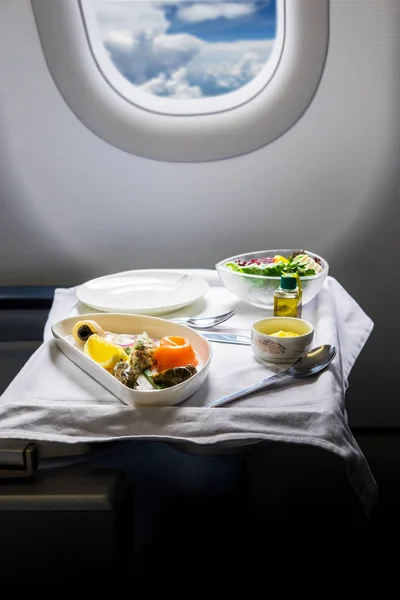 Mittagessen an Bord des Flugzeugs — Stockfoto