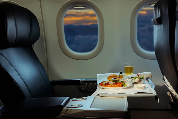 Обед на борту самолета — стоковое фото