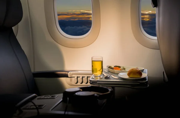 Обід на борту літака — стокове фото