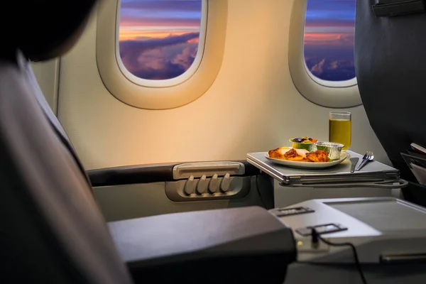 Обід на борту літака — стокове фото
