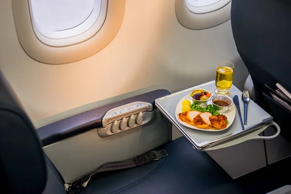 Lunch ombord på flygplan — Stockfoto