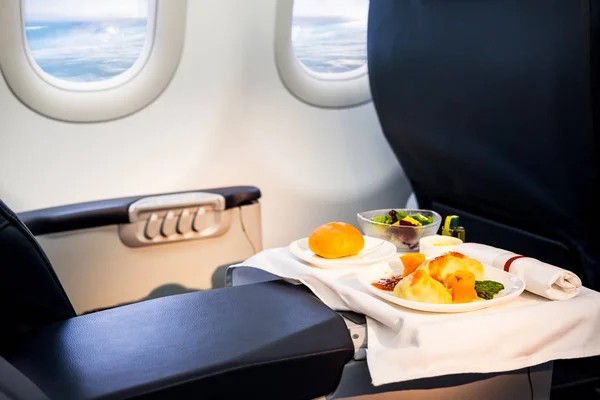 Lentoyhtiön lounas tarjoillaan pitkän matkan lennolla — kuvapankkivalokuva